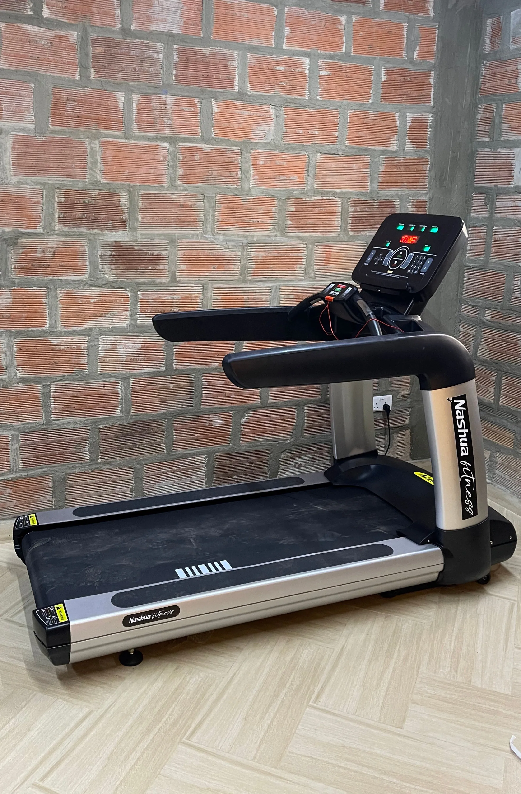 Nashua Commercial 7HP Treadmill (NS-32)