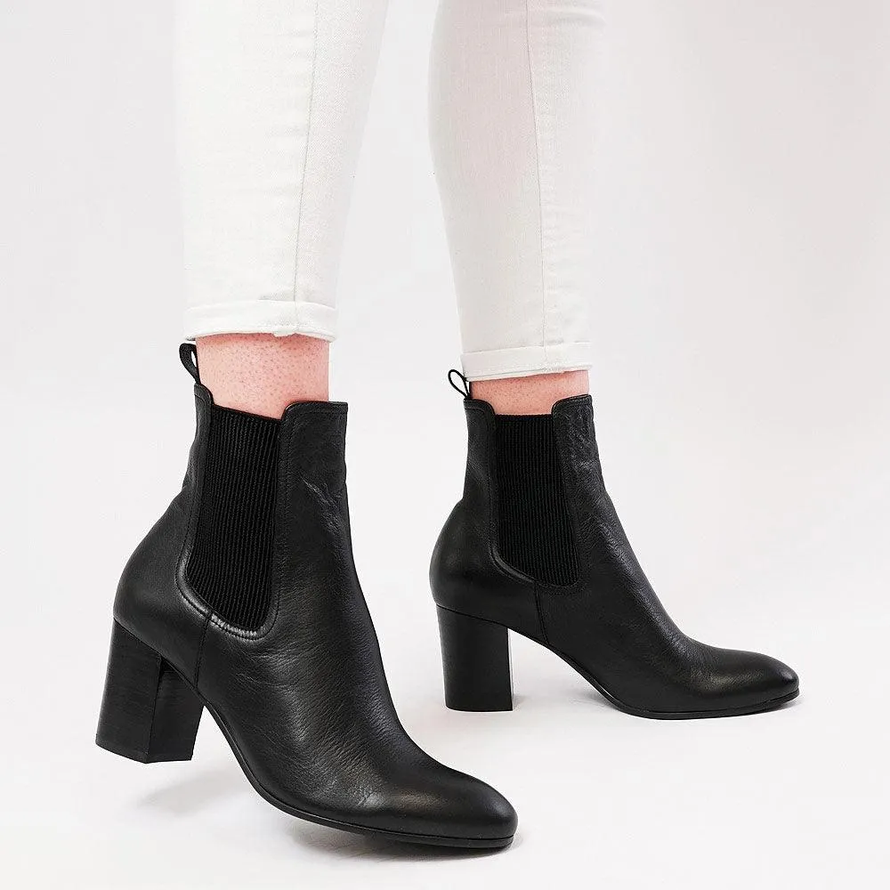 Usset Black Leather Chelsea Boots