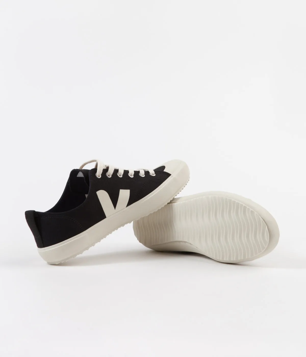 Veja Womens Nova Canvas Shoes - Black / Pierre