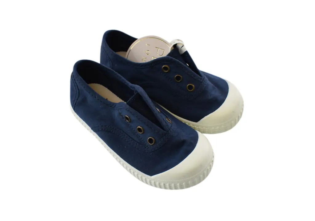 Victoria, Boys or Girls Plimsoles, Multiple Sizes