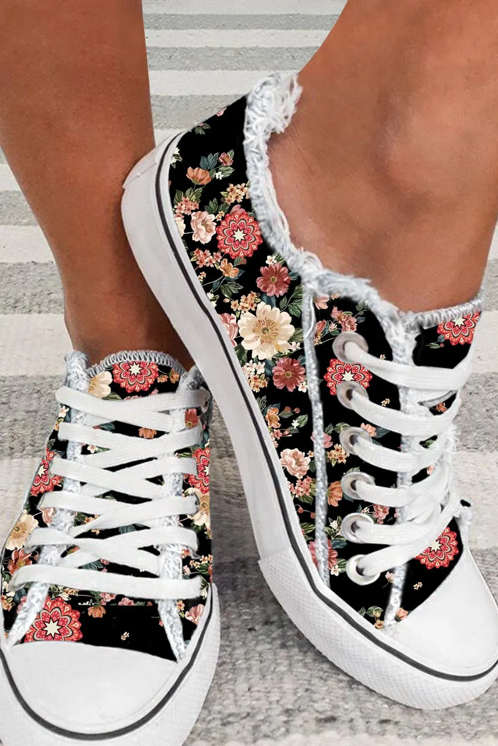 Women's Black Base Flowers Print Low Top Canvas Shoes Casual Walking Shoes